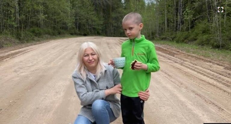 Lydia junto a su hijo adoptivo Evgeni, cuya maternidad le podría ser revocada