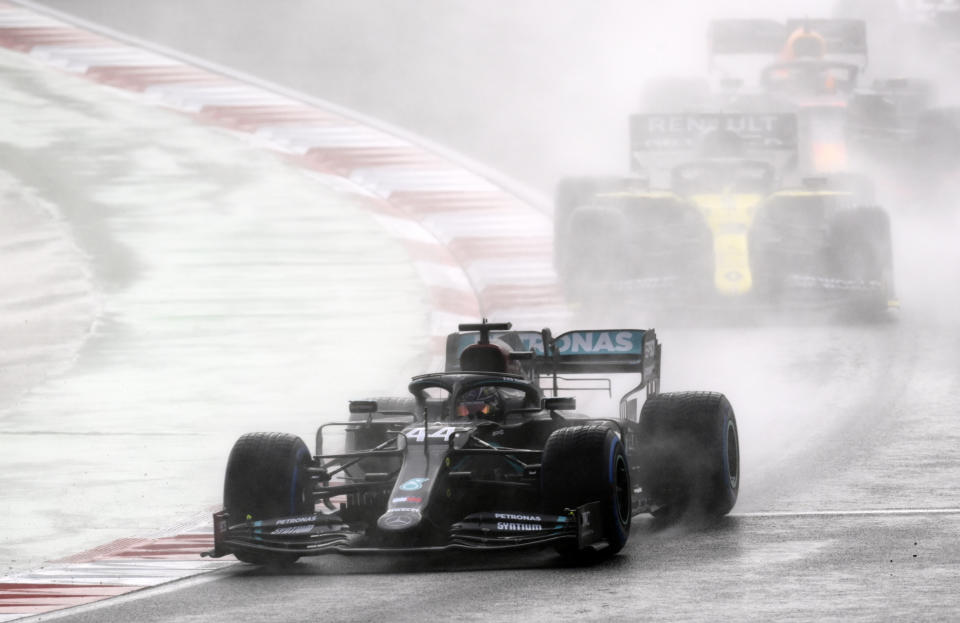 El piloto de Mercedes Lewis Hamilton maneja durante el Gran Premio de Turquía de Fórmula 1, en el circuito de Estambul, el domingo 15 de noviembre de 2020. (Clive Mason/Pool via AP)