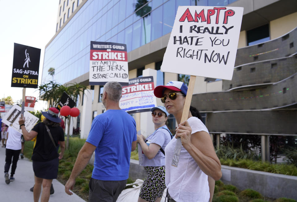 Sarah Silverman, derecha, durante una manifestación fuera de Netflix el 14 de agosto de 2023, en Los Ángeles. (Foto AP/Chris Pizzello)