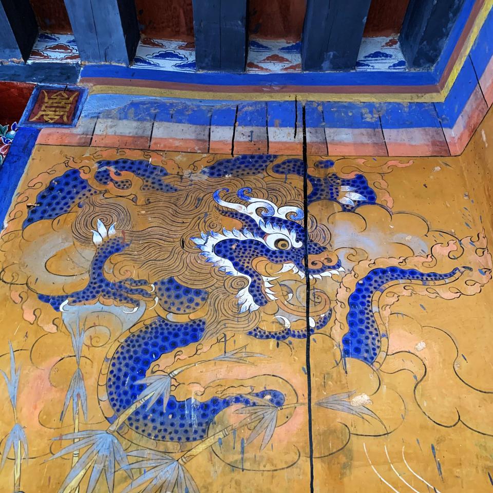 Paintings of dragons adorn the foyer of the current entrance to the palace.