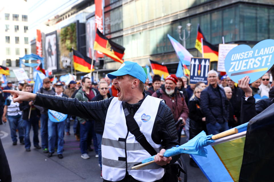 AfD-Anhänger bei einer Demo gegen gestiegene Energiepreise im Herbst 2022 (Bild: REUTERS/Christian Mang)