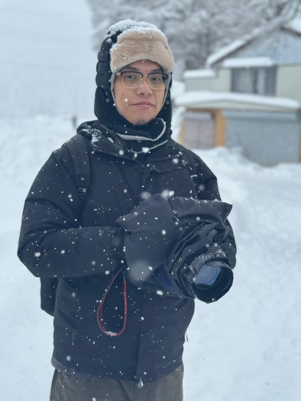 《老少女》出外景遇大雪，莊小鏘在雪地捕捉畫面。（莊小鏘提供）