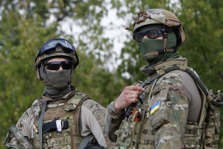 Ukrainian servicemen guard a checkpoint near the eastern Ukrainian town of Debaltseve, August 16, 2014. REUTERS/Valentyn Ogirenko