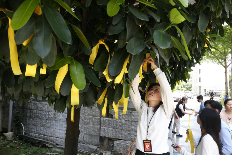 追思李昭然法官，士林地方法院白花運動，同仁們獻花、默哀。廖瑞祥攝