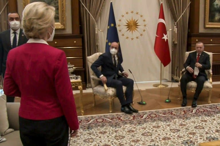 Le président turc Recep Tayyip Erdogan (c) reçoit la présidente de la Commission européenne Ursula von der Leyen (d) et le président du Conseil européen Charles Michel, le 6 avril 2021 à Ankara - - © 2019 AFP