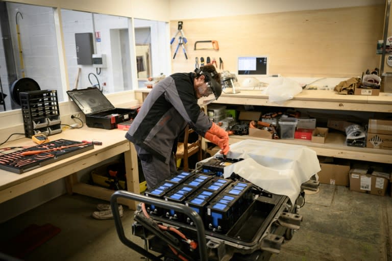 Un mécanicien travaille sur un module de batteries pour voiture électrique dans l'atelier de réparation spécialisé Revolte, à Carquefou (Loire-Atlantique), le 30 novembre 2022 (LOIC VENANCE)
