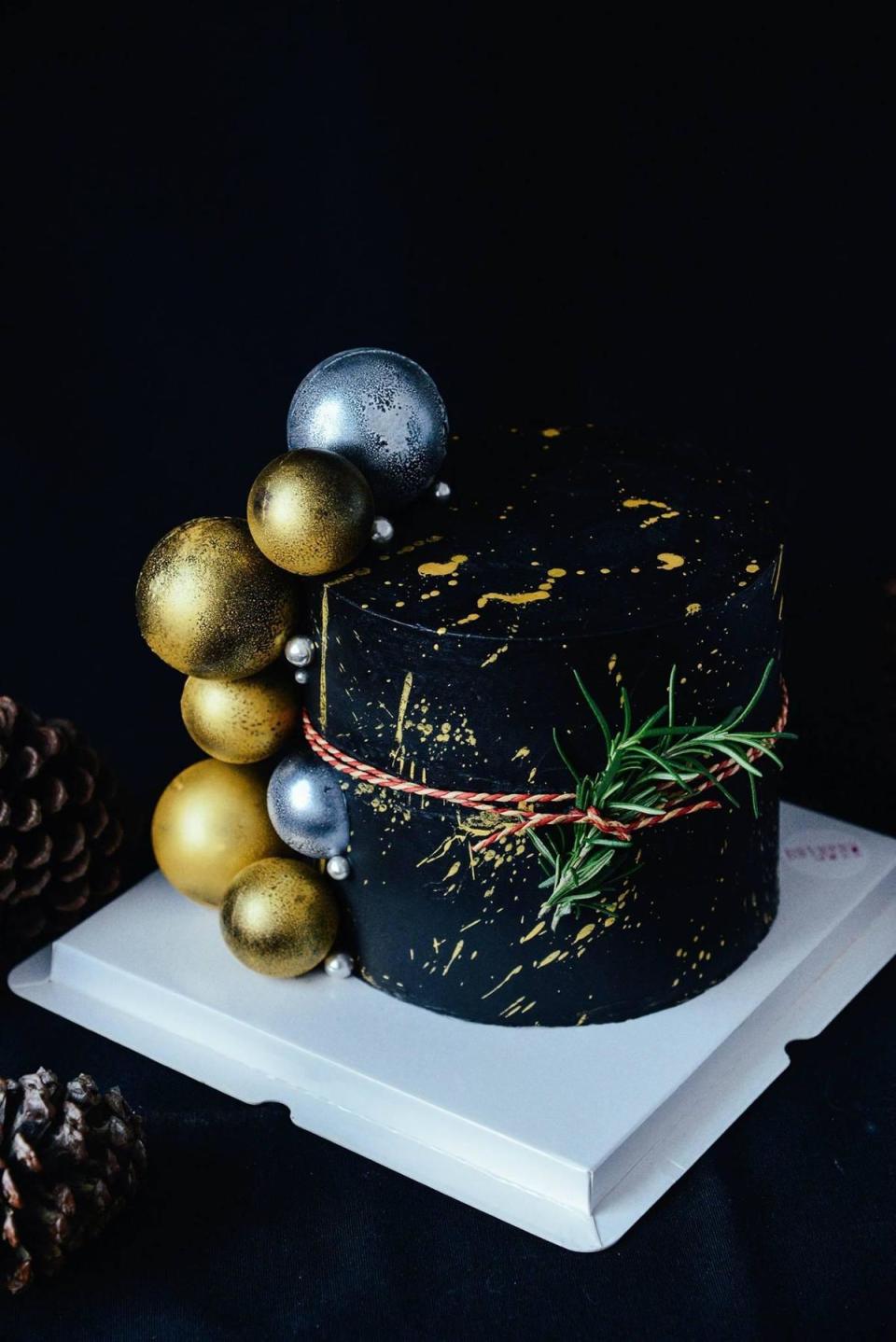 深色調「黑金系聖誕球設計款蛋糕」散發高冷氣質（3,000元起／6吋，需預定）。（味蕾尖兒提供）