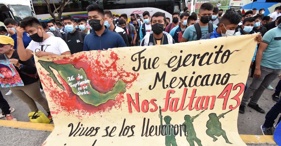 Los padres de Los 43 normalistas desaparecidos de Ayotzinapa protestaron afuera de la sede del Poder Ejecutivo de Guerrero, ahí señalaron que el Ejército es responsable de estos hechos, al ocultar información.