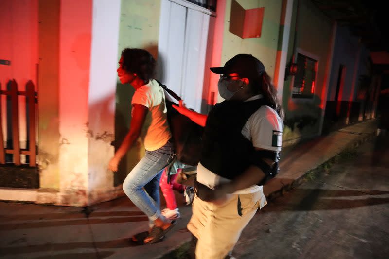 <p>Agentes del Instituto Nacional de Migración y Guardia Nacional detienen a migrantes de Centroamérica y el Caribe, en Huixtla (REUTERS)</p> 
