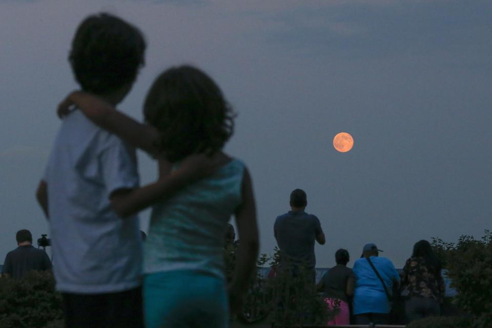 'Supermoon' seen around the world