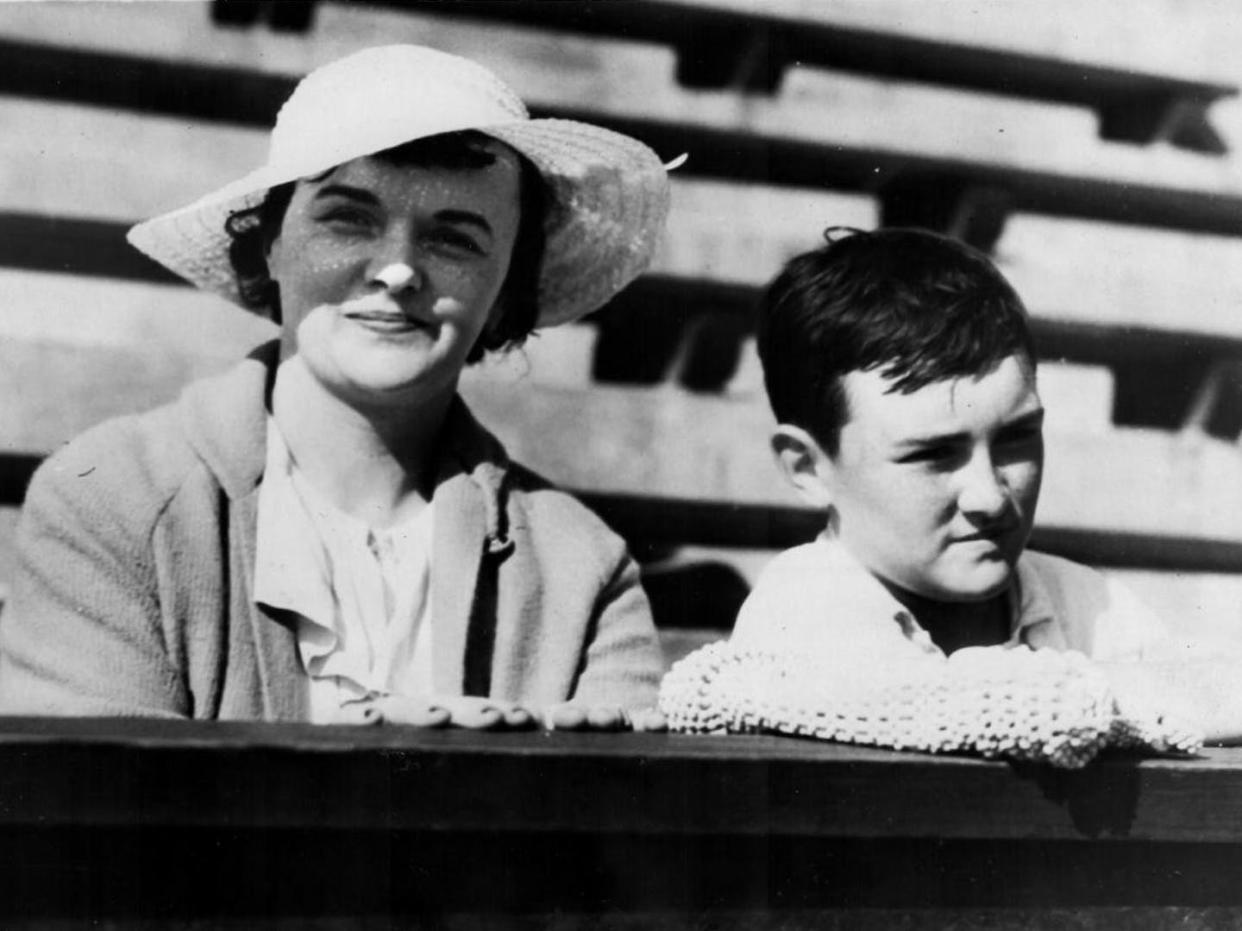 La escritora Ursula Parrott, fotografiada con su hijo Marc en 1935. <a href="https://www.neh.gov/sites/default/files/styles/large/public/2023-04/Ursula_w_son_Fig_12_Gordon.jpg?itok=LBc8_0fM" rel="nofollow noopener" target="_blank" data-ylk="slk:ACME Newspapers;elm:context_link;itc:0;sec:content-canvas" class="link ">ACME Newspapers</a>