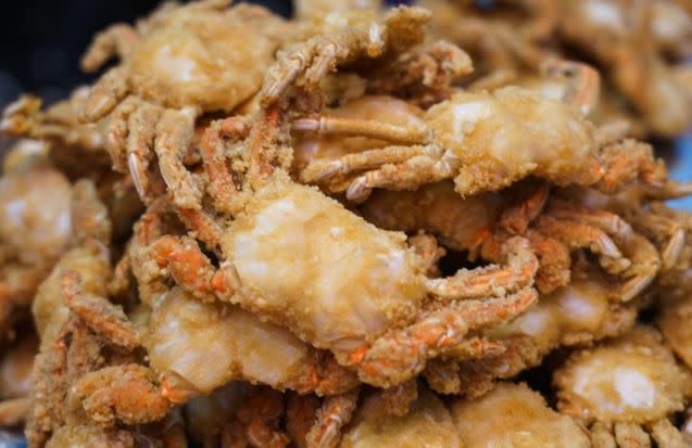  網友點了炸螃蟹回家一吃，驚呼味道超鮮美。（圖／翻攝自PTT）