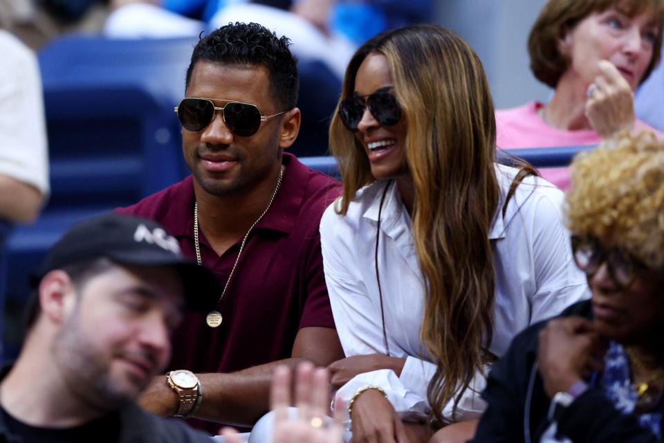 NUEVA YORK, NUEVA YORK - 02 DE SEPTIEMBRE: Russell Wilson de los Denver Broncos y su esposa Ciara miran antes del partido de la tercera ronda de individuales femeninos entre Serena Williams de los Estados Unidos y Ajla Tomljanovic de Australia el día cinco del US Open 2022 en el USTA Billie Jean King National Tennis Center el 2 de septiembre de 2022 en el barrio de Flushing del distrito de Queens en Nueva York.  (Foto de Elsa/Getty Images)