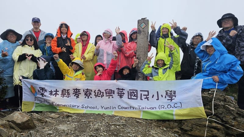 雲林縣麥寮鄉興華國小六年級19名學生從去年開始為登合歡山做準備，6日在9名老師陪伴下，挑戰個人耐力和體力，花1.5小時攻上合歡山東峰，學生們站在3000公尺高山上，欣賞台灣山野之美。（圖／興華國小提供）