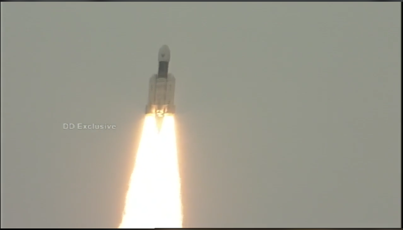 印度太空研究組織（ISRO）今天下午成功發射同步軌道衛星運載火箭3號運載「月球飛船二號」升空前往月球，並預計9月6日登陸月球表面。（擷取自印度太空研究組織臉書。）