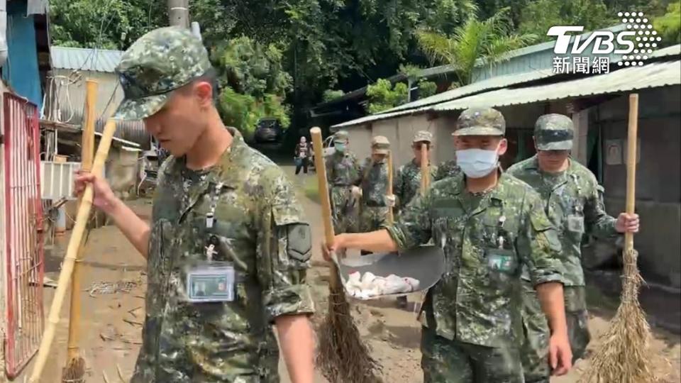 軍方出動重型機具協助開挖。（圖／TVBS）