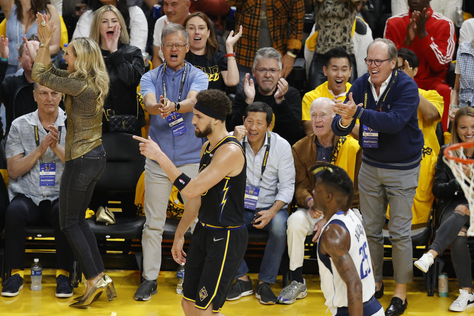 Golden State Warriors guard Klay Thompson, front left, gestures after scoring against the Dallas Mavericks during the first half in Game 5 of the NBA basketball playoffs Western Conference finals in San Francisco, Thursday, May 26, 2022. (AP Photo/John Hefti)