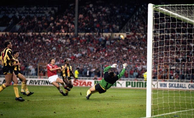 Manchester United’s Lee Martin fires the winning goal past Crystal Palace goalkeeper Nigel Martyn