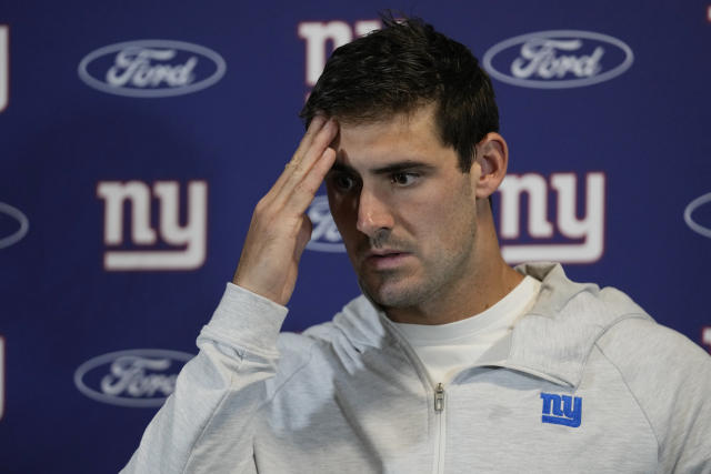 Daniel Jones knocked out of Giants' loss at Miami, adding to New