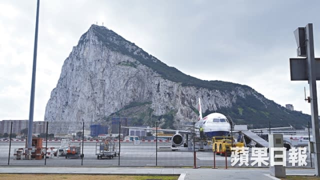 距離機場跑道500米就是地標巨岩。