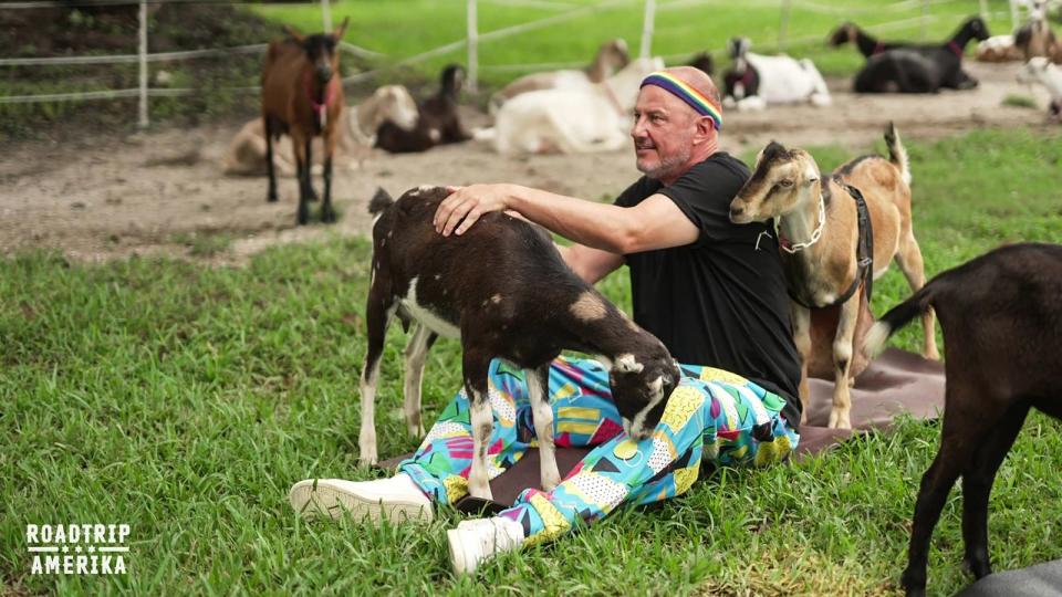 Keine Berührungsängste: Bei einer tierischen Yoga-Session ging Frank Rosin auf Tuchfühlung mit Ziegen. (Bild: Kabel Eins)