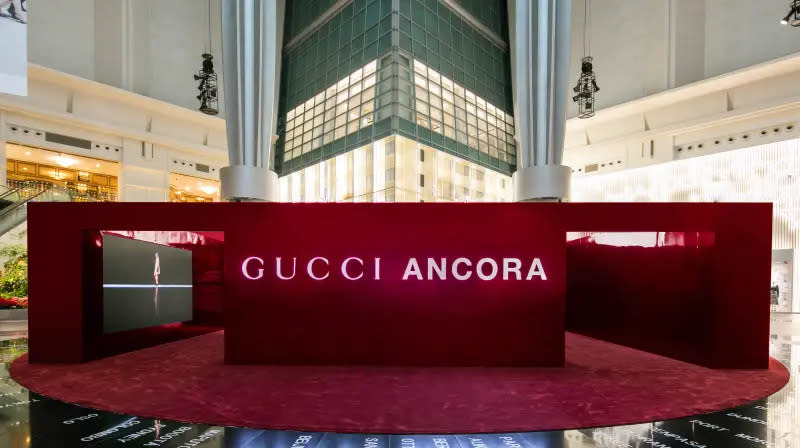 ▲酒紅色的古馳《GUCCI ANCORA時尚藝術特展》登陸台北101，LINE免費預約看「ANCORA時尚」給米蘭的一封情書；韓國首爾場由TWICE子瑜出席站台。（圖／GUCCI提供）