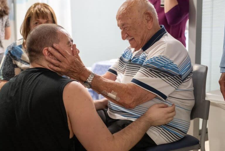 El reencuentro con sus familiares de uno de los rehenes tomados por Hamas