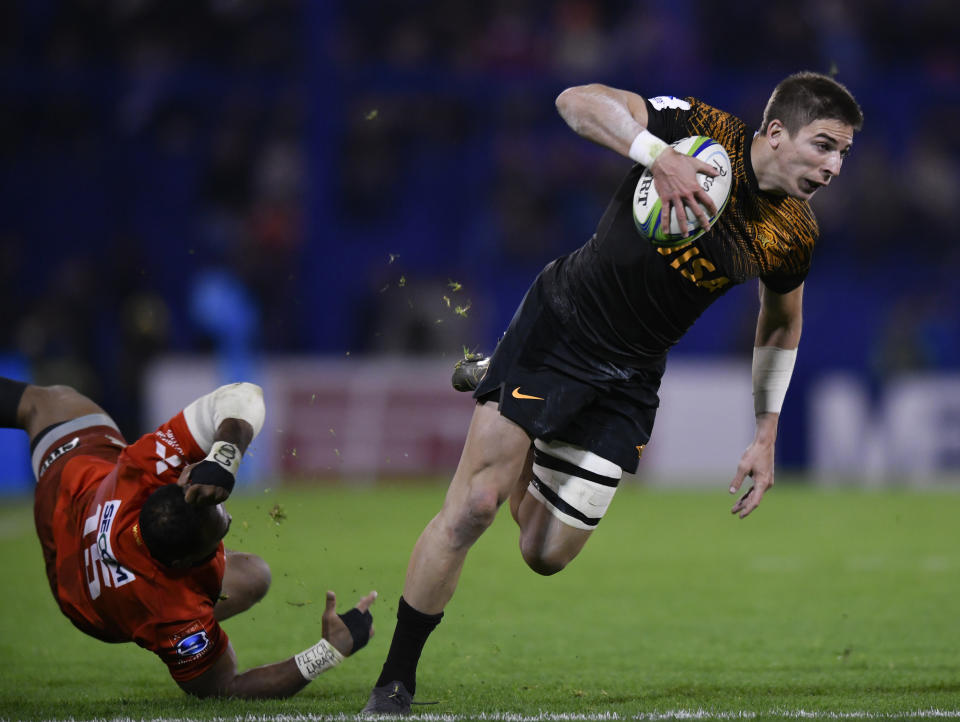 Sebastian Cancelliere of Argentina's Jaguares, right, goes for a try as Masirewa Hayden Parker of Japan's Sunwolves falls during a Super Rugby match in Buenos Aires, Argentina, Friday, June 14, 2019. (AP Photo/Gustavo Garello)