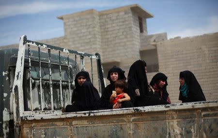 Displaced Iraqis flee during clashes between Iraqi forces and Islamic State militants in western Mosul, Iraq, May 16, 2017. REUTERS/Danish Siddiqui