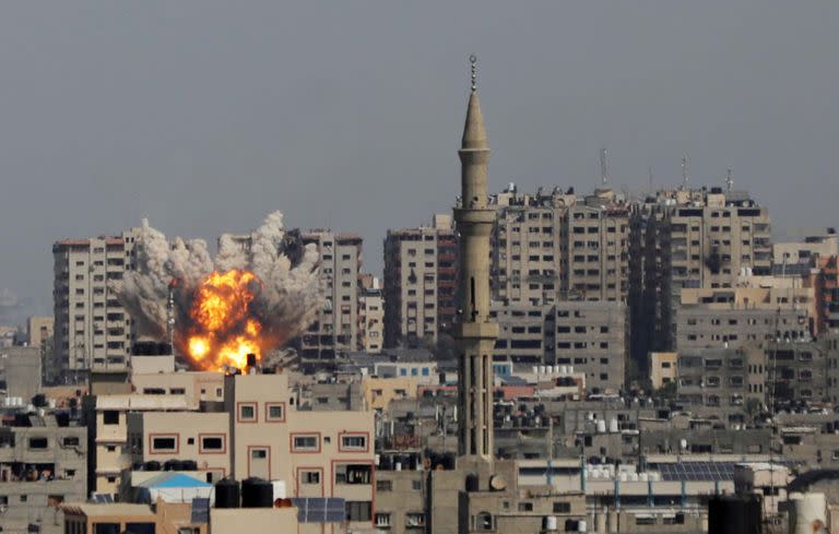 Se ven columnas de humo y llamas de una explosión durante un ataque aéreo israelí