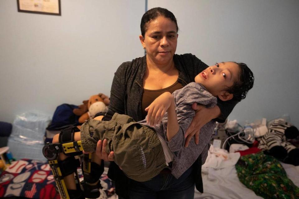 José Andino Díaz, de 13 años, con su madre Erika Diaz, de 47 años, en la casa de sus parientes en West Miami el viernes 18 de noviembre de 2022. José nació con parálisis cerebral, que afecta a su movimiento y tono muscular. No puede hablar ni caminar y depende de sus padres para su cuidado diario.