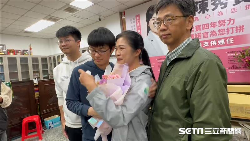 （上圖）小兒子代表大家拿花祝賀媽媽當選，陳秀寶當場感動落下歡喜淚水；（下圖）採訪結束時，陳秀寶激動地擁抱媽媽，感謝家人一路的支持、當她堅強的後盾。（圖／記者張雅筑攝）