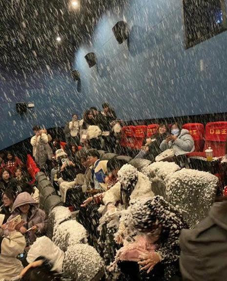 《一閃一閃亮星星》搞戲院飄雪效果出事 觀眾遇「雪崩」一身泡