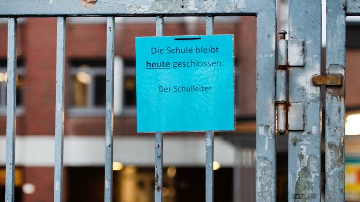 Können Eltern wegen der Betreuung ihrer schulpflichtigen Kinder nicht arbeiten, bekommen sie unter Umständen Geld vom Staat. Foto: dpa