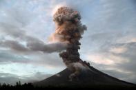 <p>FRM44. DARAGA (FILIPINAS), 23/01/2018.- El volcán Mayon entra de nuevo en erupción expulsando gases y ceniza a 5.000 metros de altura, en la ciudad de Daraga, en el este de Filipinas, hoy 23 de enero de 2018. El número de evacuados por el volcán supera los 37.000 ante la amenaza de explosiones más potentes. EFE/ Francis R. Malasig </p>