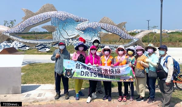 雲管處推出六趟次DRTS免費暢遊西濱景點遊程，在地觀光圈業者帶隊導覽深入漁村品嚐西濱美食。（記者李嘉祥攝）