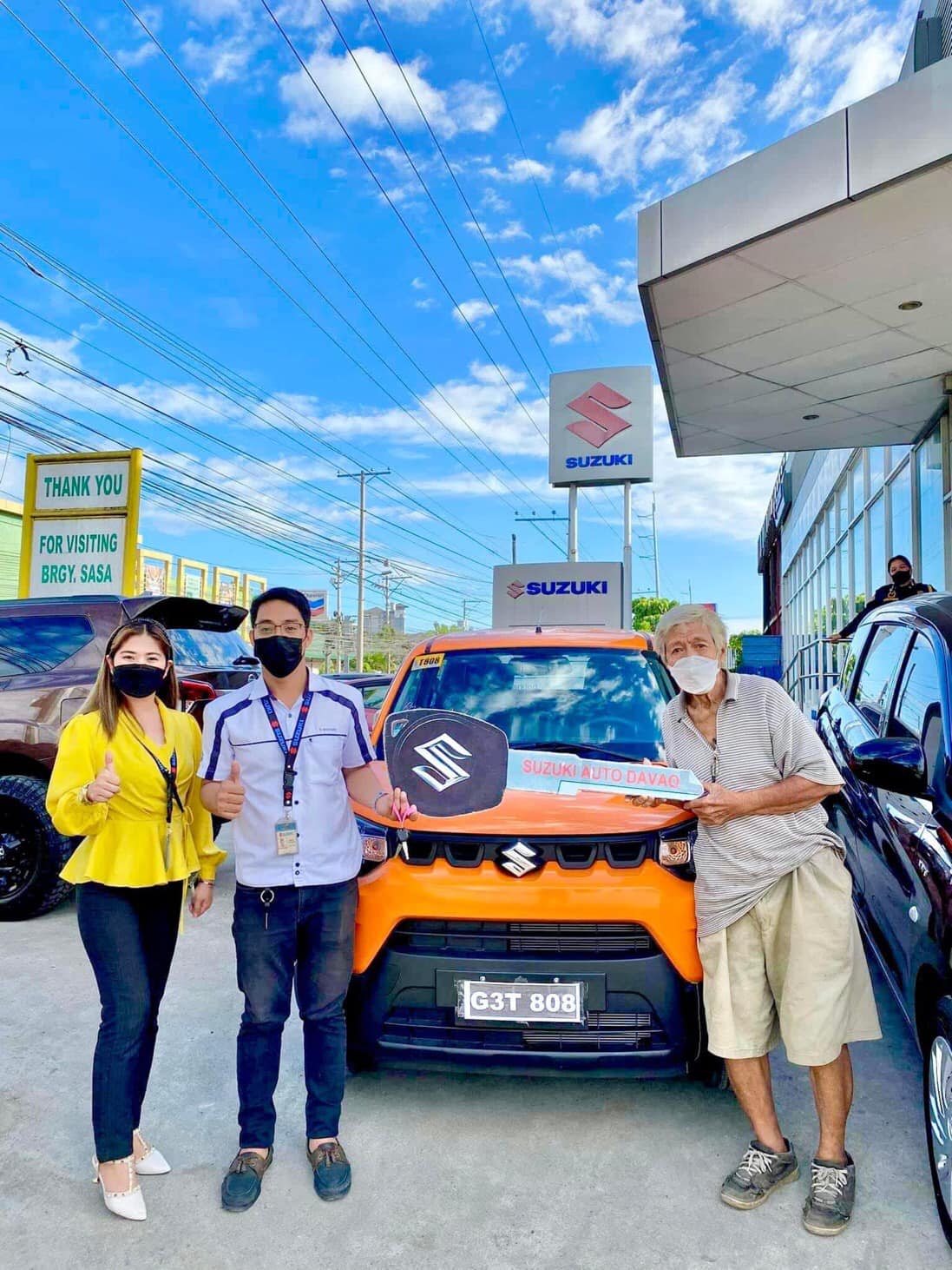 Manuel Almere (right) went viral after the elderly man bought a car in his everyday clothes at Suzuki Auto Davao-Lanang in May 2022. (Photo: DXDC 621 RMN Davao/Facebook)