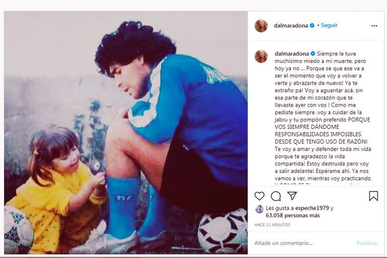 La icónica foto en la que Dalma le pone margaritas en las medias a Diego Maradona fue la que eligió la mayor de las hijas del Diez para despedir a su padre en las redes