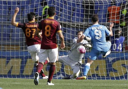 Football Soccer - AS Roma v Napoli - Italian Serie A - Olympic Stadium, Rome, Italy - 25/04/16 AS Roma's goalkeeper Wojciech Szczesny makes a save aginst Gonzalo Higuain of Napoli. REUTERS/Max Rossi