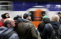 Los viajeros esperan en un andén en la estación de la Gare du Nord RER durante una huelga de todos los sindicatos de la red de transporte de París (RATP) y de los trabajadores franceses de la SNCF en París, como parte de un segundo día de huelga nacional y de protestas en Francia, el 10 de diciembre de 2019