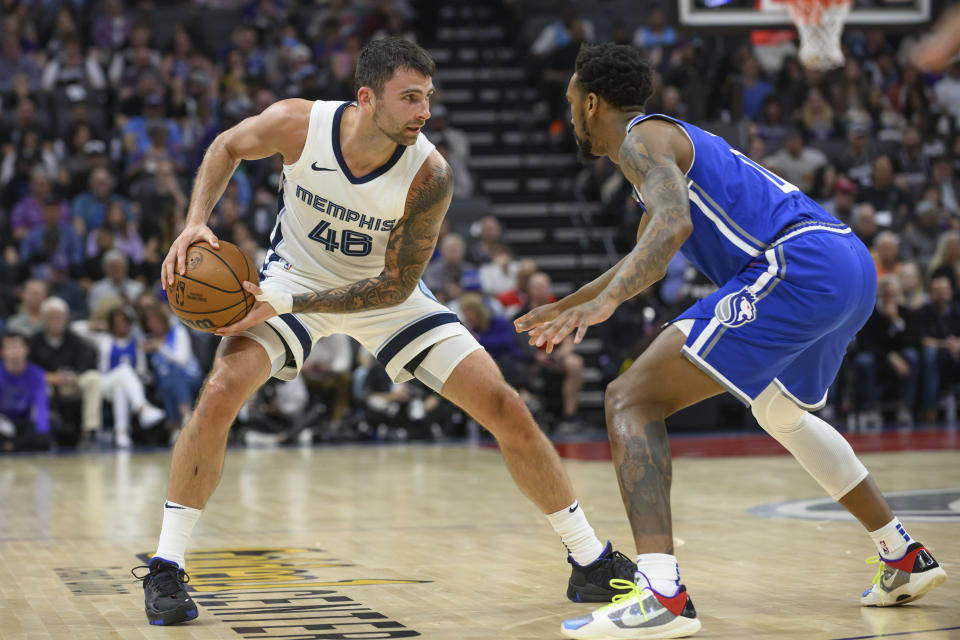 Memphis Grizzlies guard John Konchar (46) is guarded by Sacramento Kings guard Malik Monk during the first half of an NBA basketball game in Sacramento, Calif., Monday, March 18, 2024. (AP Photo/Randall Benton)