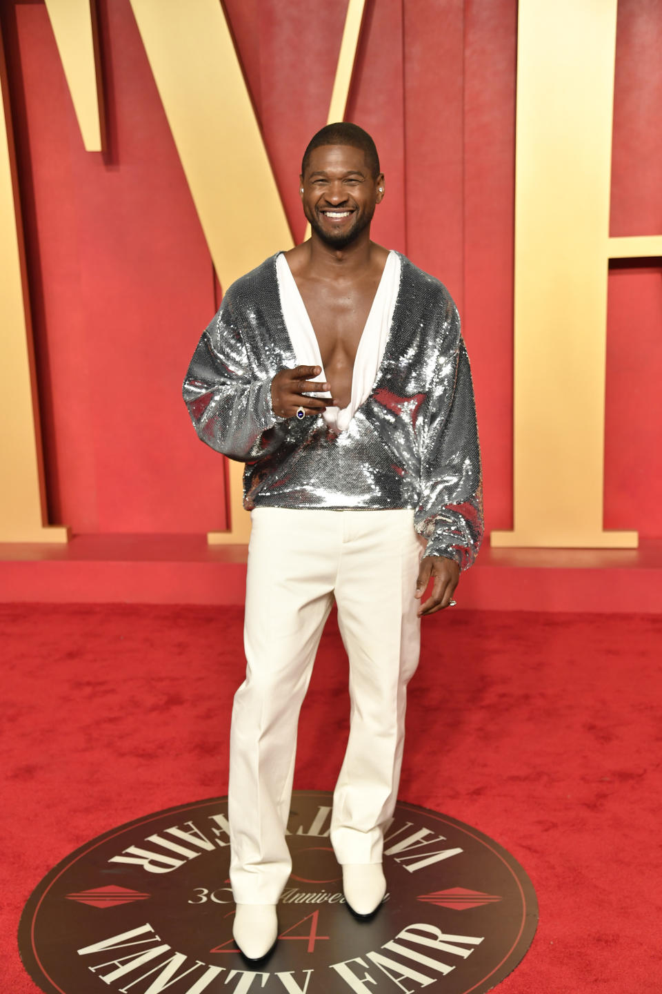 Usher sur le tapis rouge de la Vanity Fair Oscar Party.