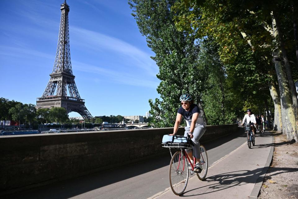 Von der Kathedrale Notre Dame bis zum Eiffelturm sind es nur 20 Minuten mit dem Fahrrad. - Copyright: picture alliance / abaca | Stevens Tomas/ABACA