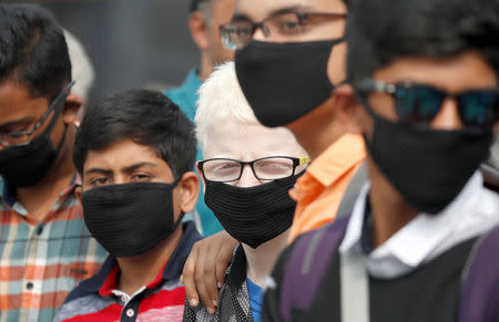 Boys wear masks on a smoggy day in New Delhi, India, November 9, 2017. REUTERS/Cathal McNaughton