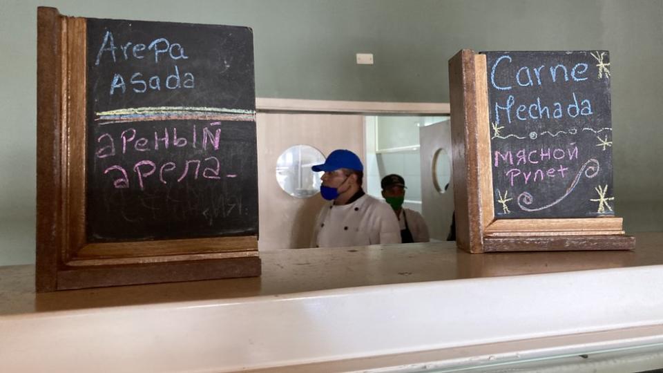 Restaurante en Isla Margarita con menú en español y ruso.