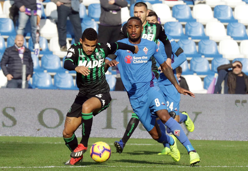 El defensa brasileño Rogerio, izquierda, de Sassuolo, disputa el balón con su compatriota Gerson Santos da Siilva, de Fiorentina, en partido de la Serie A en el estadio Mapei de Reggio Emilia, Italia, el domingo 9 de diciembre de 2018. (Serena Campanini/ANSA via AP)