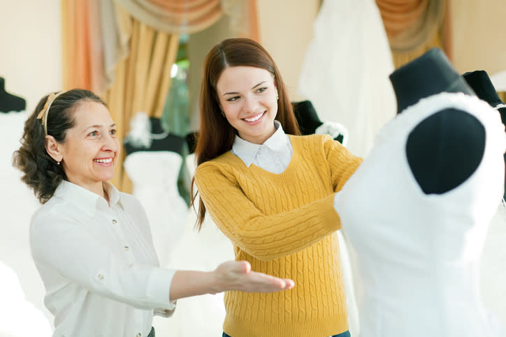 Elegir tu vestido de novia es un momento tan importante para tu mamá como para ti. – Foto: JackF/Getty Images fashion