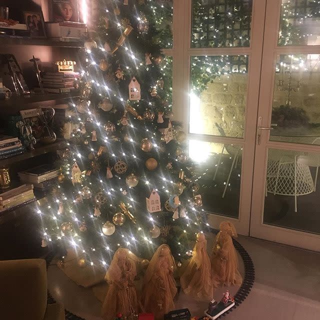 <p>Pour l’occasion, l’humoriste nous a délivré un joli cliché de son sapin. Apparemment, ce serait sans filtre.<br>Source : @fdubosc_officiel </p>