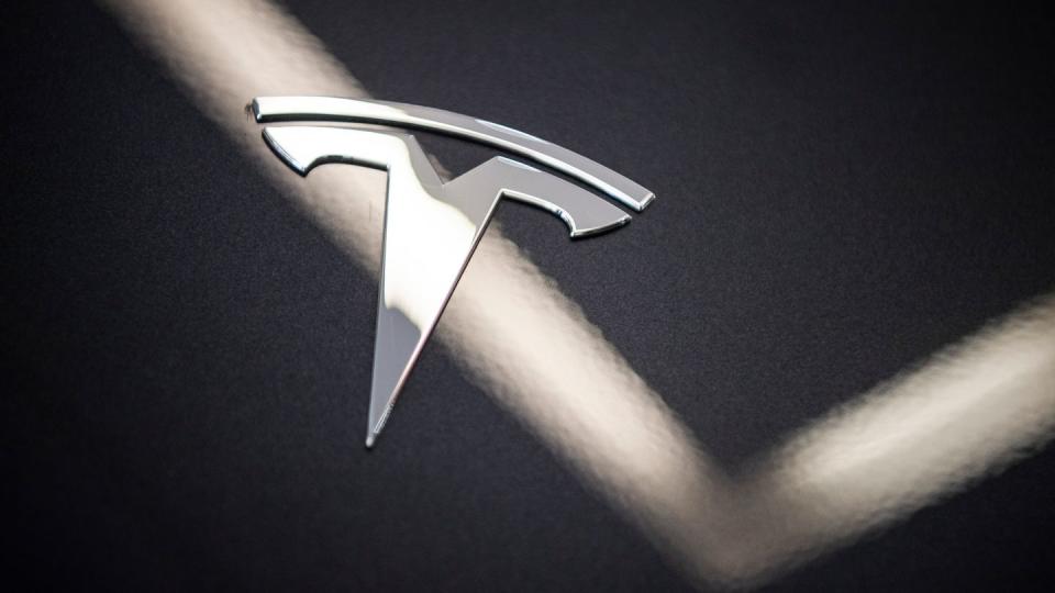 Das Logo des Autoherstellers Tesla.