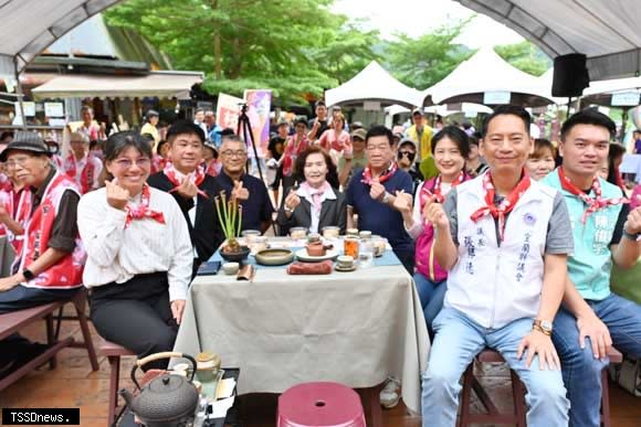 「宜蘭桐花祭-怡然饗宴」系列活動從四月廿七日至五月六日期間陸續開辦，在員山望龍埤舉行開幕儀式，縣長林姿妙主持，讓民眾輕鬆自在地賞桐、品茗、聽客樂，感受客庄自然之美。（圖：宜蘭縣政府提供）